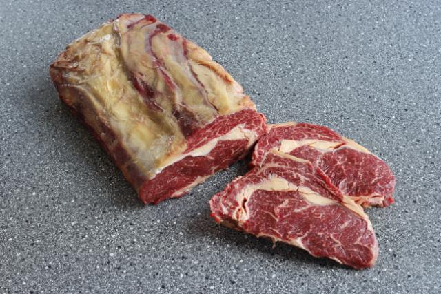 Okseribeye i steak URU/ARG græs